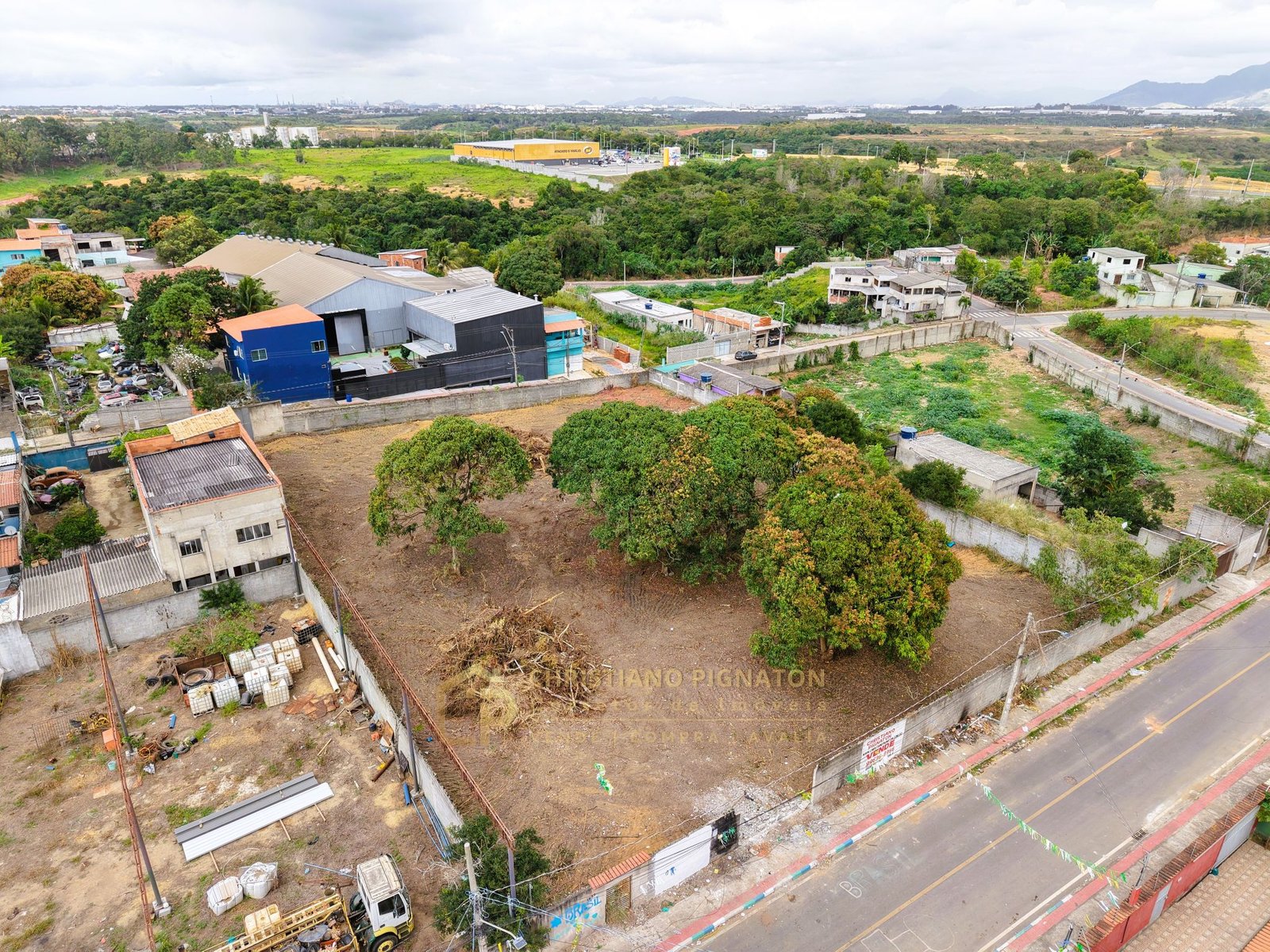 Área de 2835m²