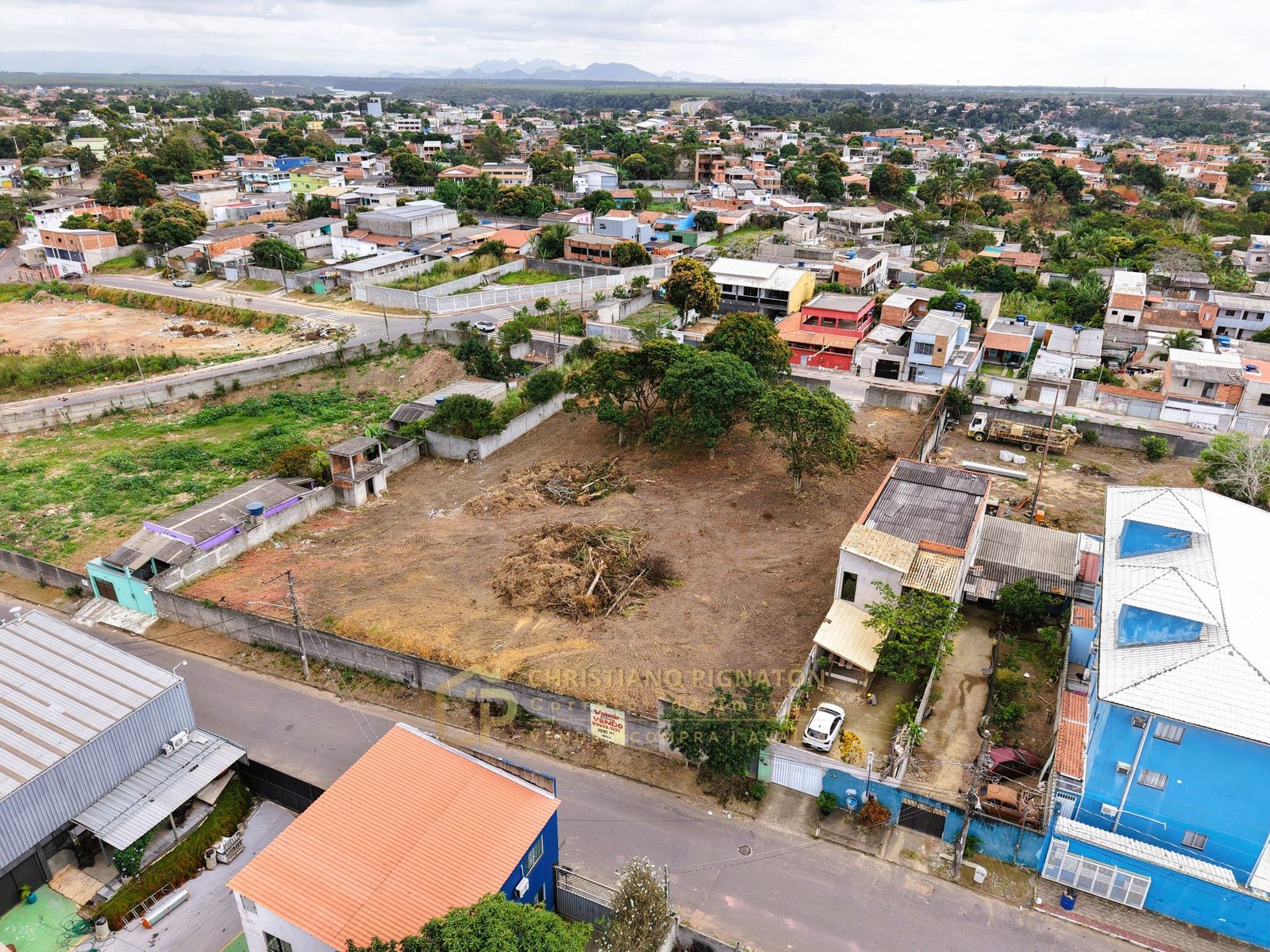 Área de 2835m²