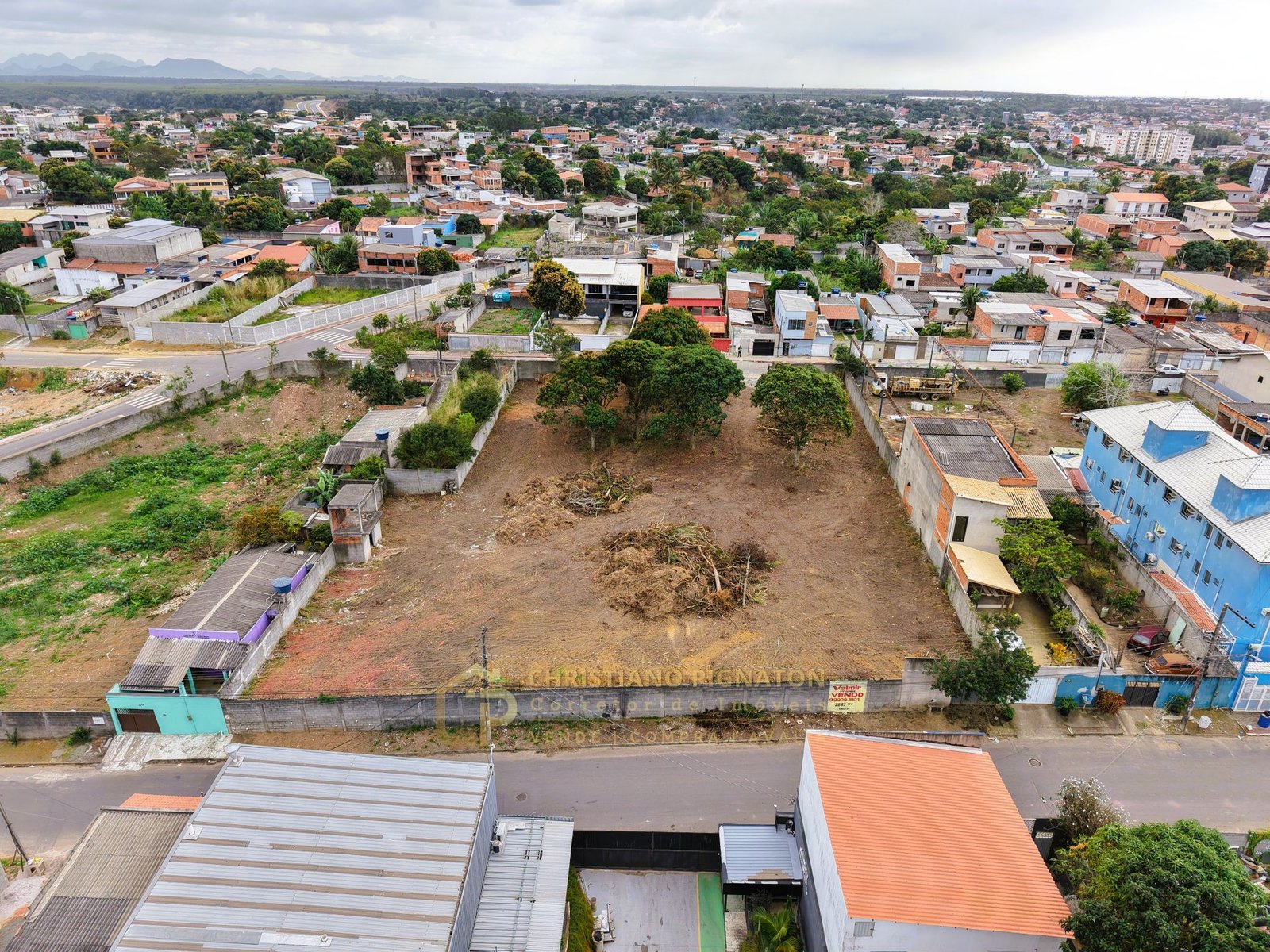 Área de 2835m²