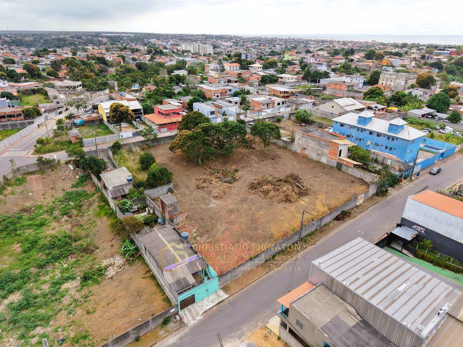 Área de 2835m²