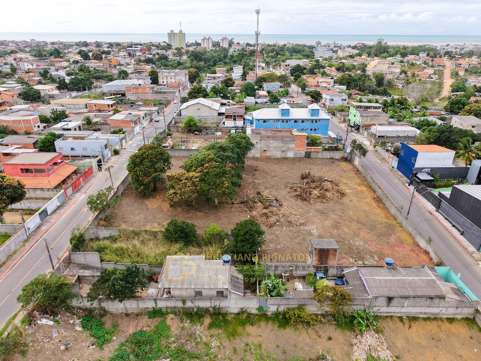 Área de 2835m²