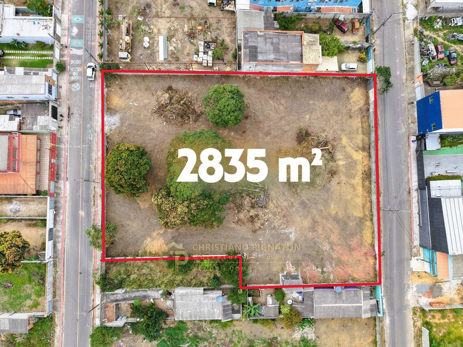 Área de 2835m²