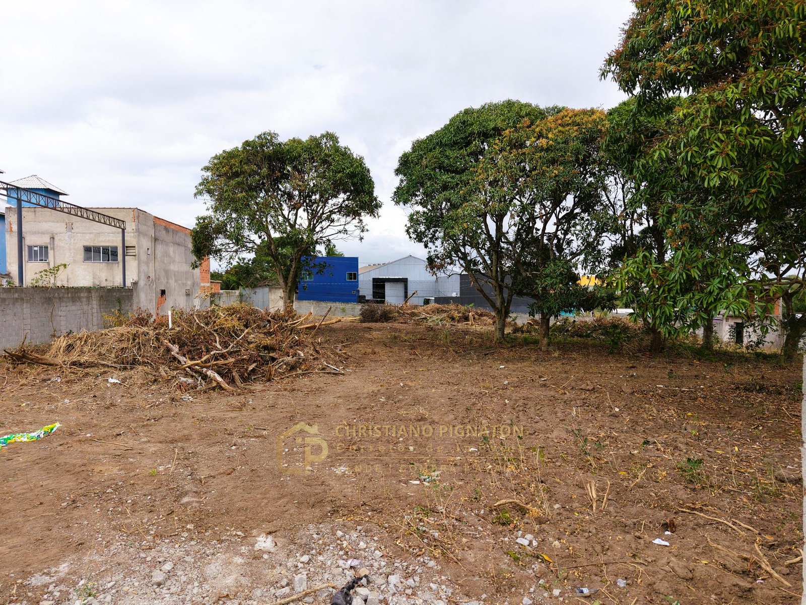 Área de 2835m²